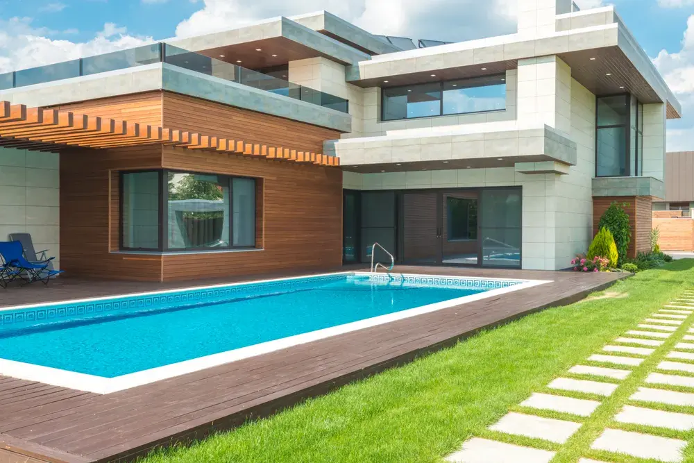 Haus mit Pool und Rasen
