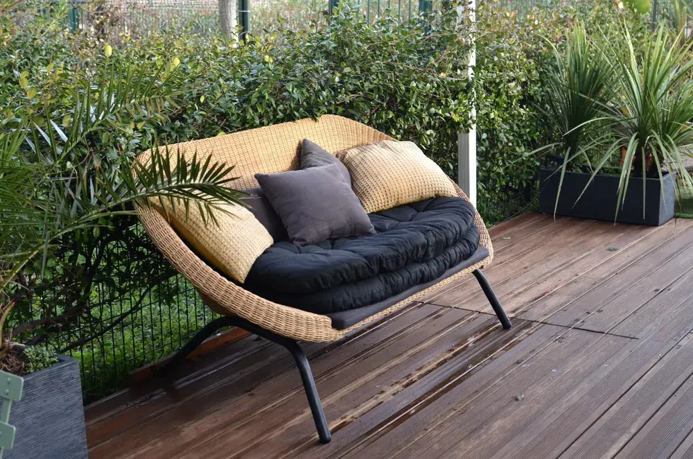 Holzterrasse mit Lounge-Sofa