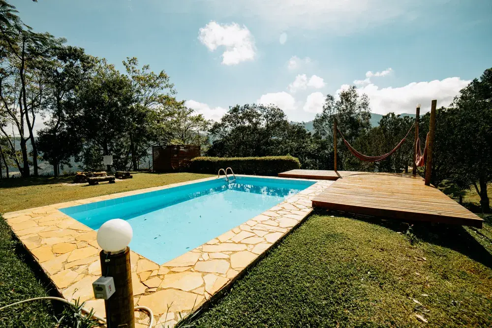 Pool mit Holzdeck im Grünen