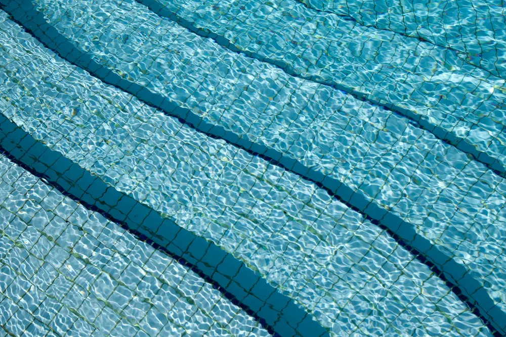 Klares Poolwasser von oben