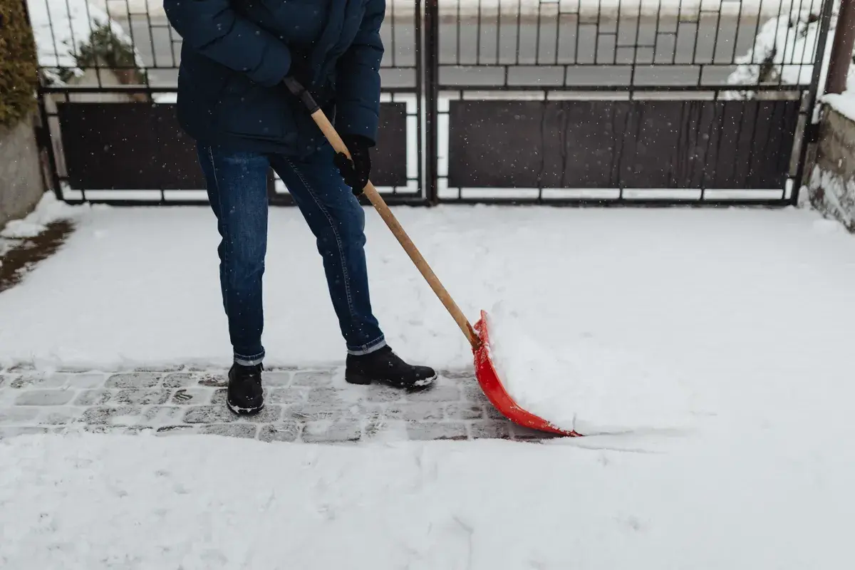 Schneeräumung vor einer Einfahrt