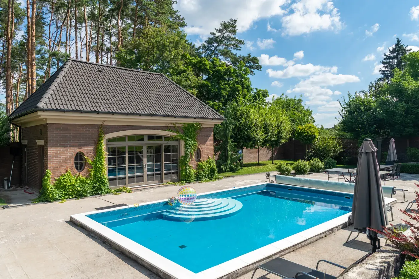 Pool vor einem Poolhaus aus Ziegel