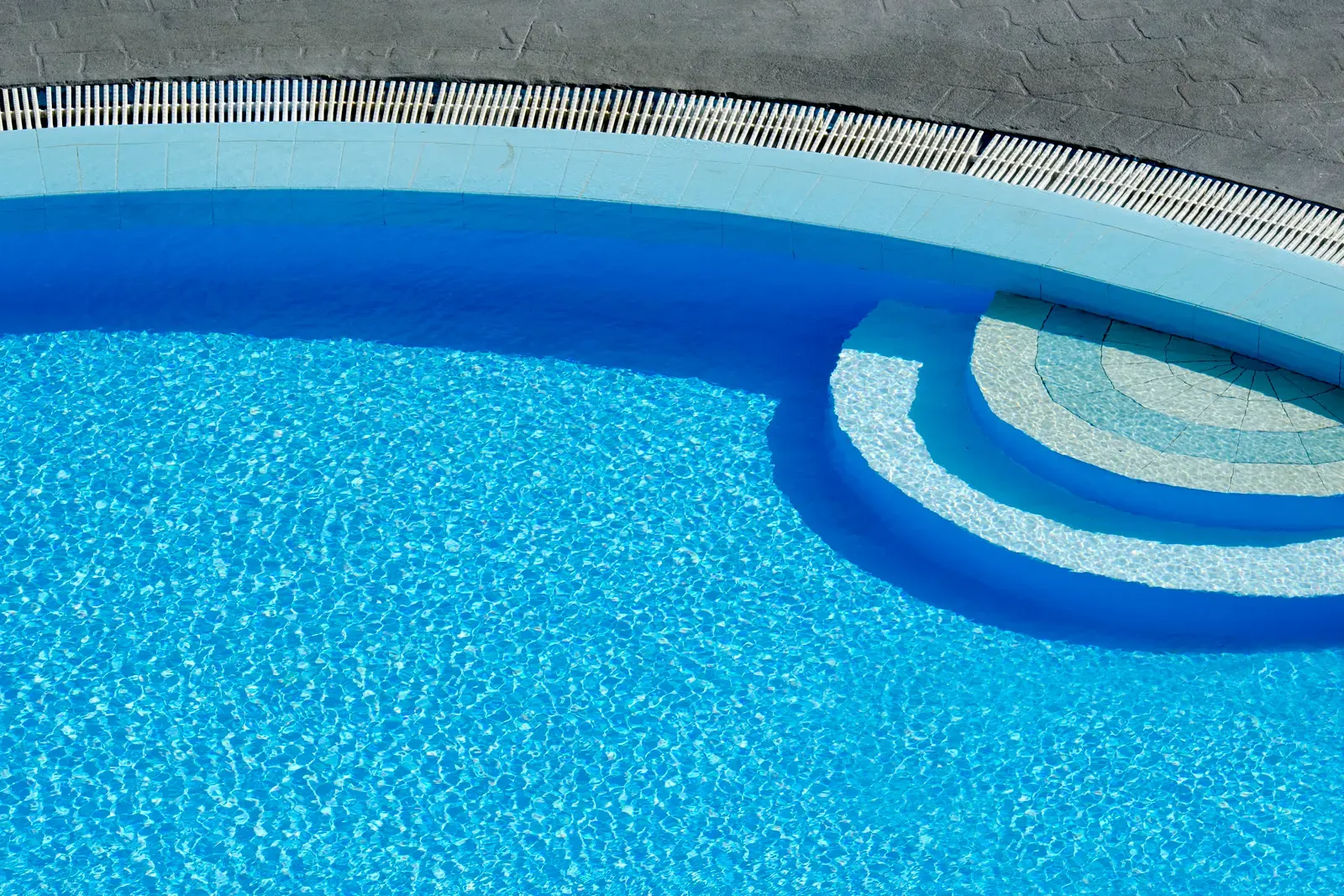 Pool mit klarem, blauem Wasser